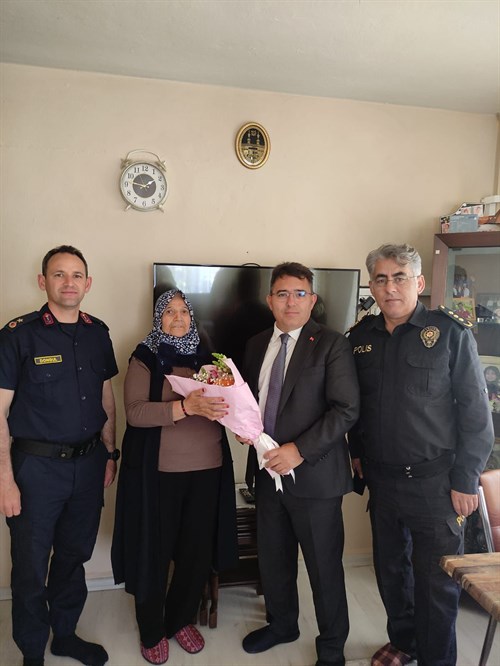Kaymakamımız Sayın Nurullah Kaya, kahraman şehidimiz Hülya DÖNMEZ’ in kıymetli annesi Fatma DÖNMEZ’ ı anneler gününde yanlız bırakmadı.
